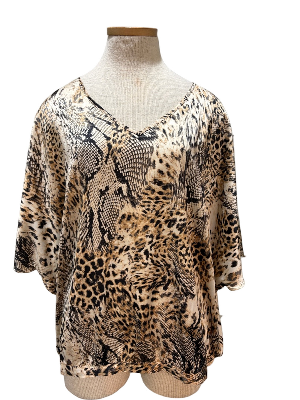 Chico’s sz L (2) leopard print silky oversized vneck top